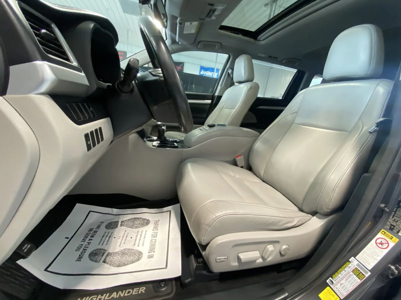 Used 2014 Toyota Highlander XLE AWD/4WD image 11