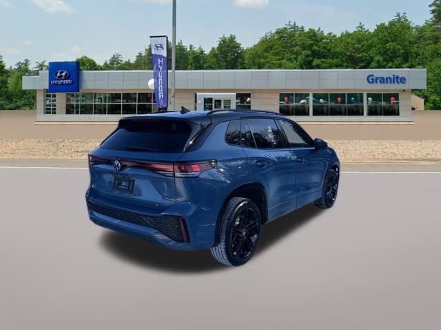 Used 2025 Volkswagen Tiguan SE R-Line image 7