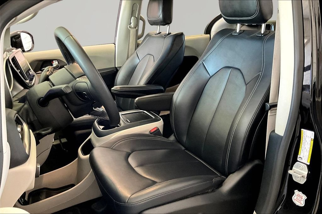Used 2024 Chrysler Pacifica Touring-L FWD image 21