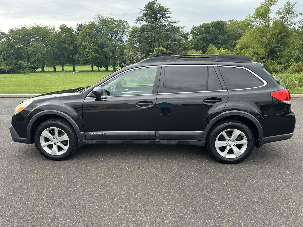 Used 2013 Subaru Outback 2.5i Premium w/ All-Weather Pkg AWD/4WD image 10