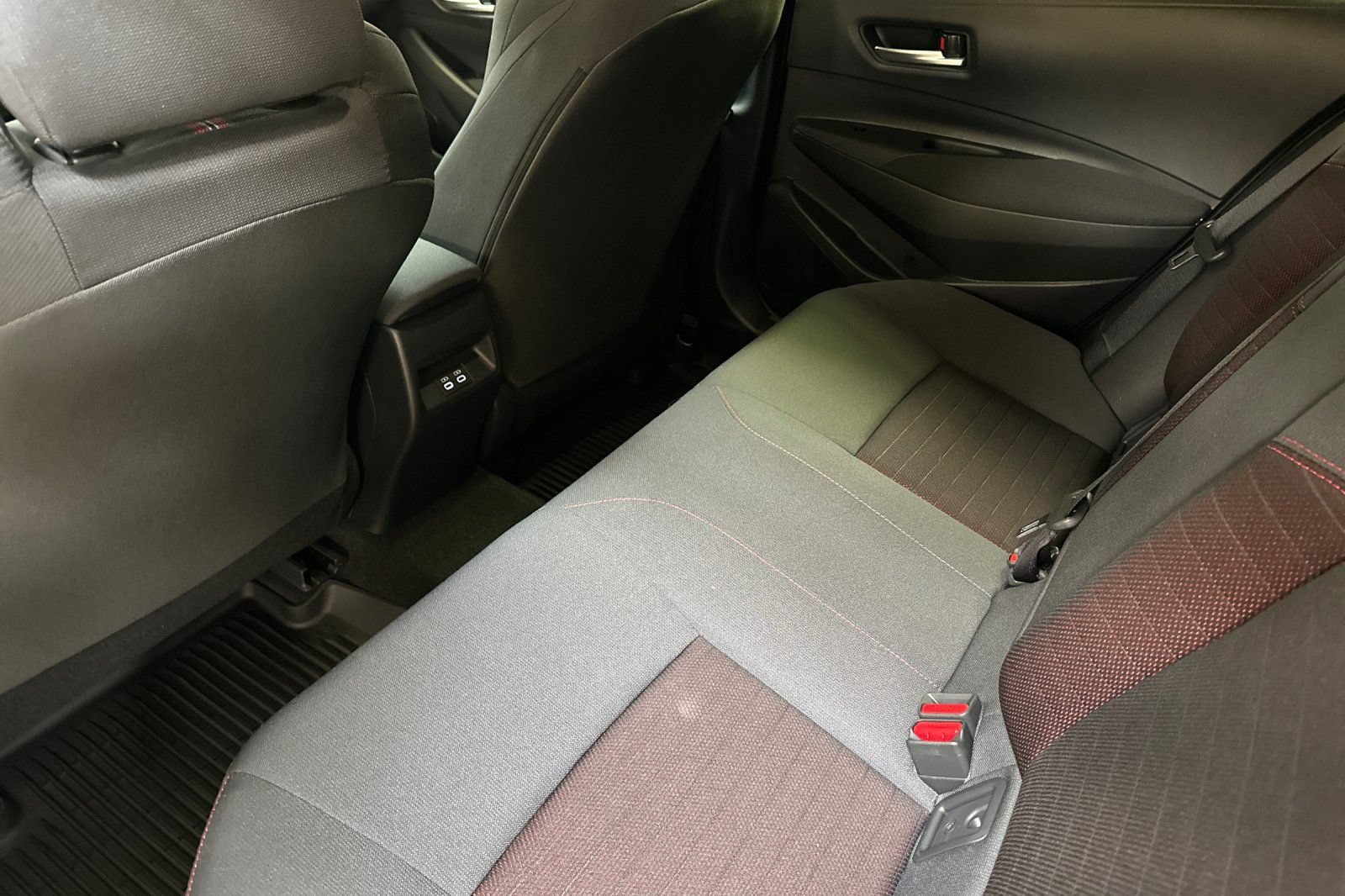 Used 2026 Toyota Corolla SE w/ SE Premium Package FWD image 12