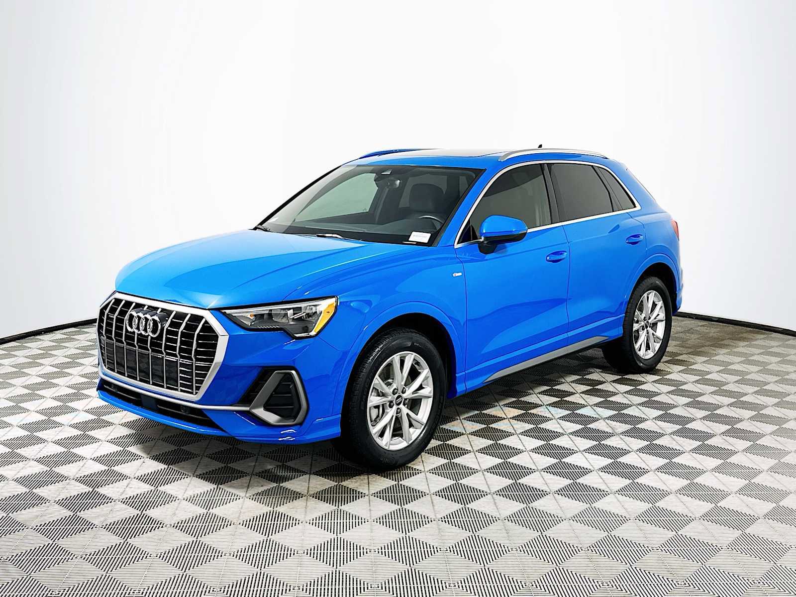 Certified 2022 Audi Q3 2.0T Premium w/ Convenience Package image 3