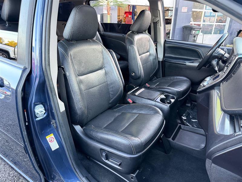 Used 2018 Toyota Sienna SE Premium w/ Carpet Mat Package FWD image 15