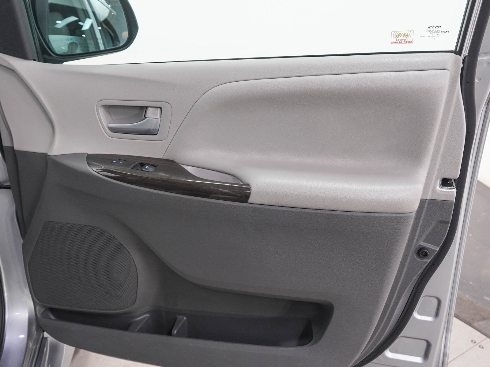Used 2018 Toyota Sienna XLE FWD image 12