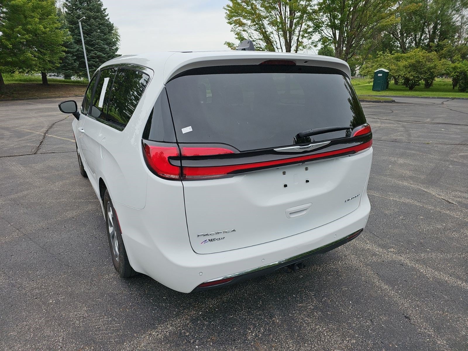 Used 2024 Chrysler Pacifica Limited w/ Trailer Tow Group FWD image 3