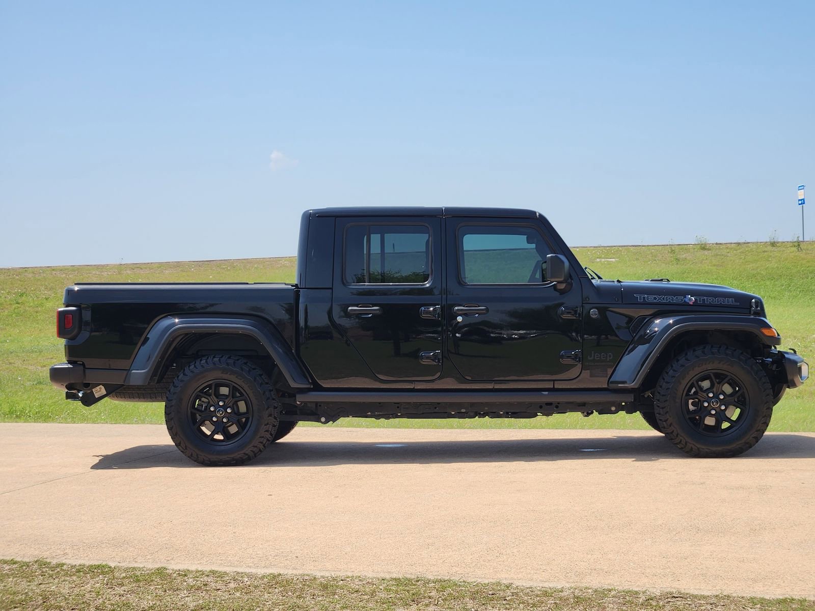 Used 2024 Jeep Gladiator Sport AWD/4WD image 7