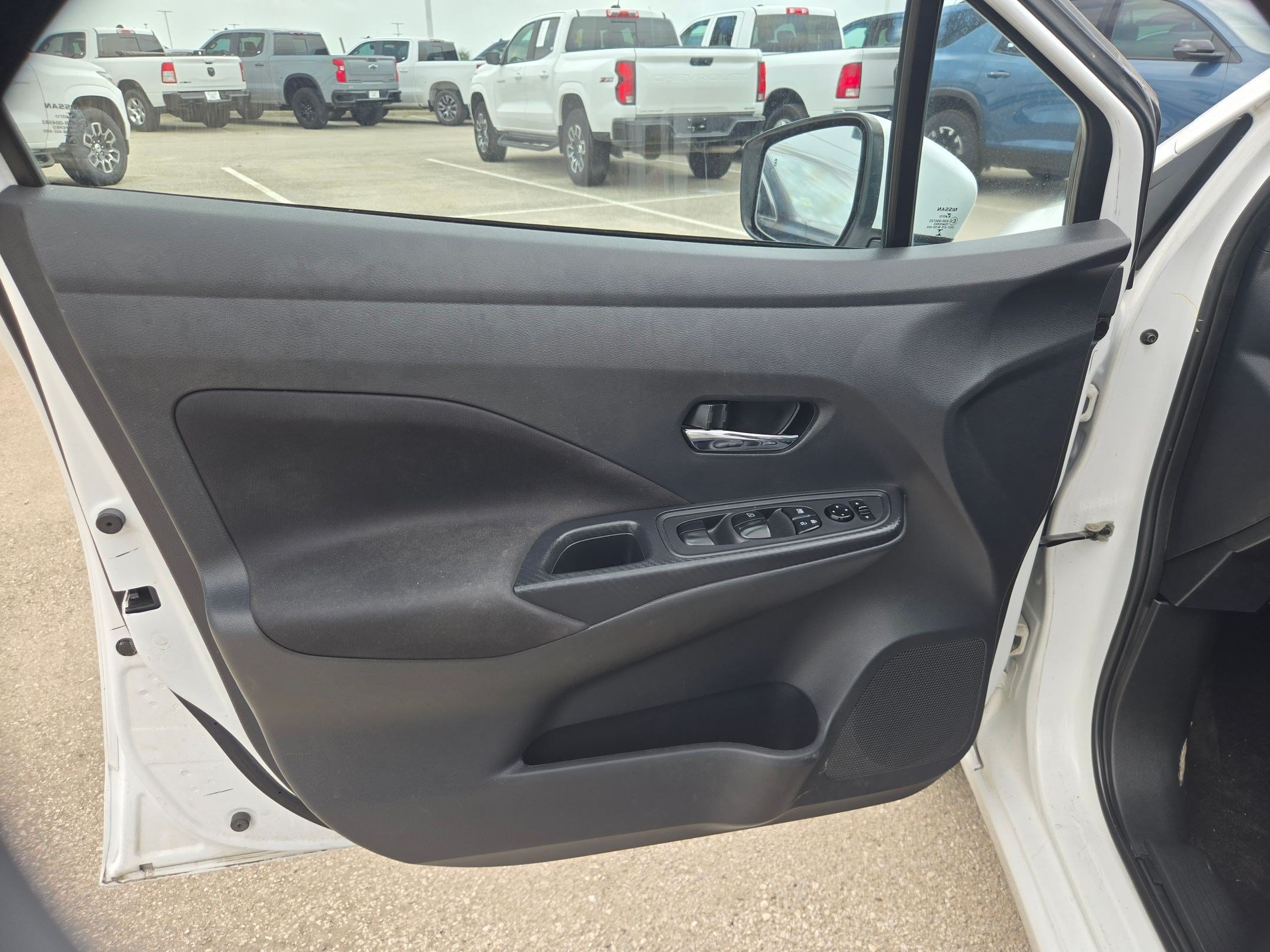Used 2022 Nissan Versa SV FWD image 13