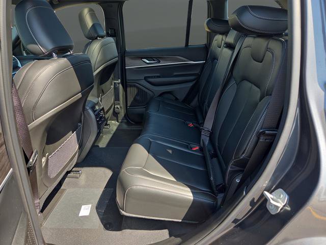 New 2025 Jeep Grand Cherokee Limited w/ Black Appearance Package image 33