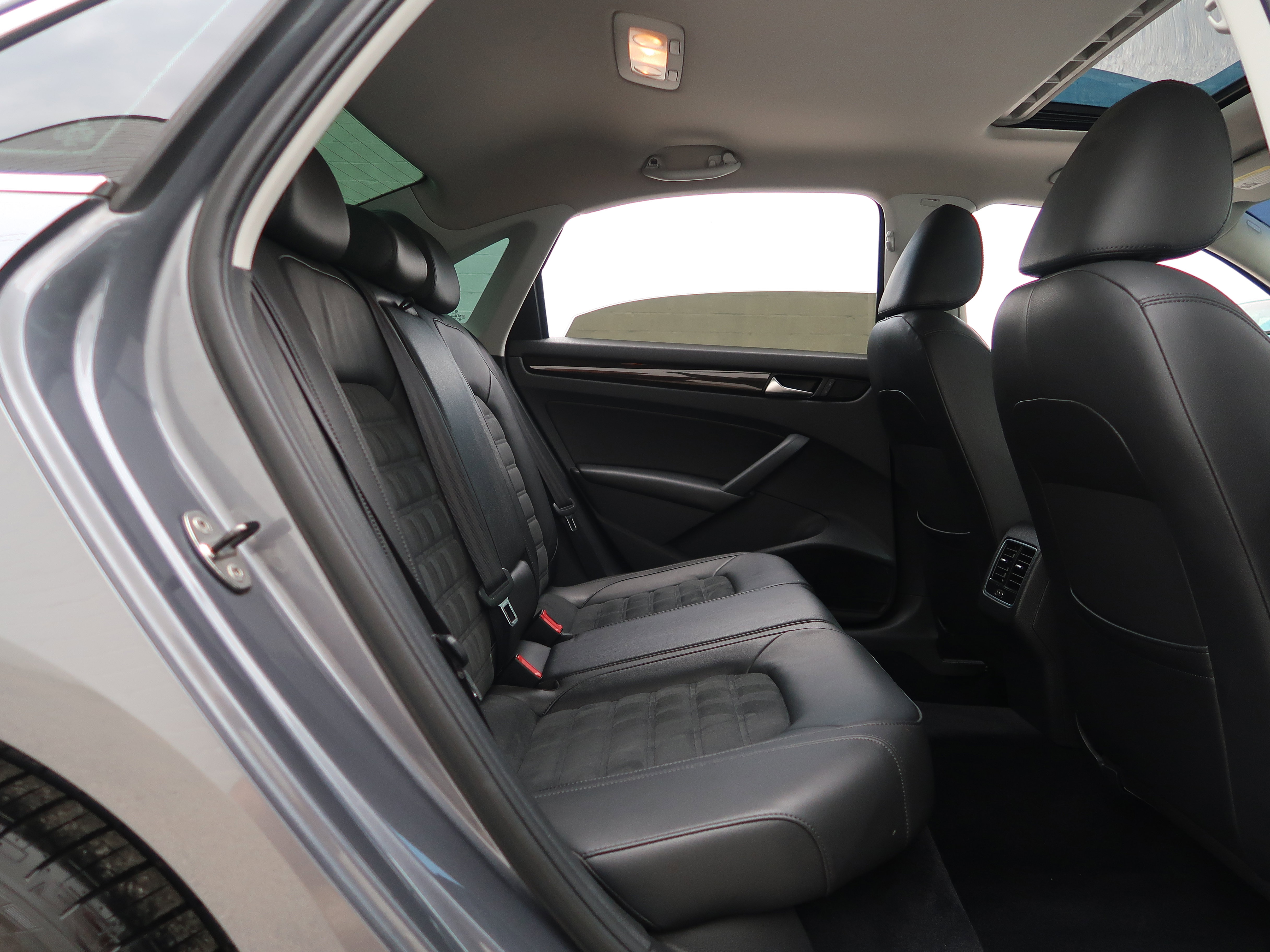 Used 2014 Volkswagen Passat TDI SEL Premium FWD image 37
