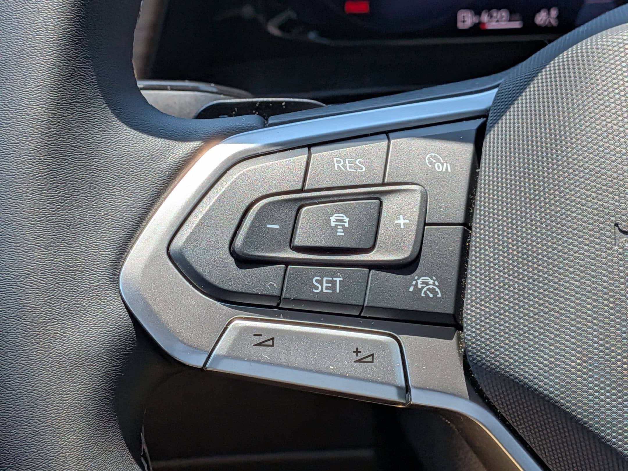 Used 2025 Volkswagen Atlas SE AWD/4WD image 19