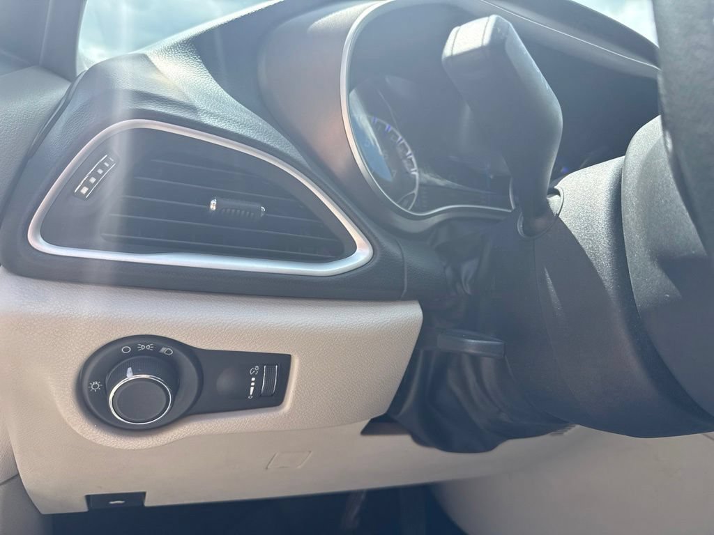 Used 2018 Chrysler Pacifica L FWD image 12