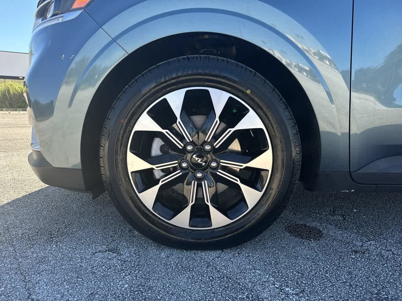Used 2024 Kia Carnival EX FWD image 13