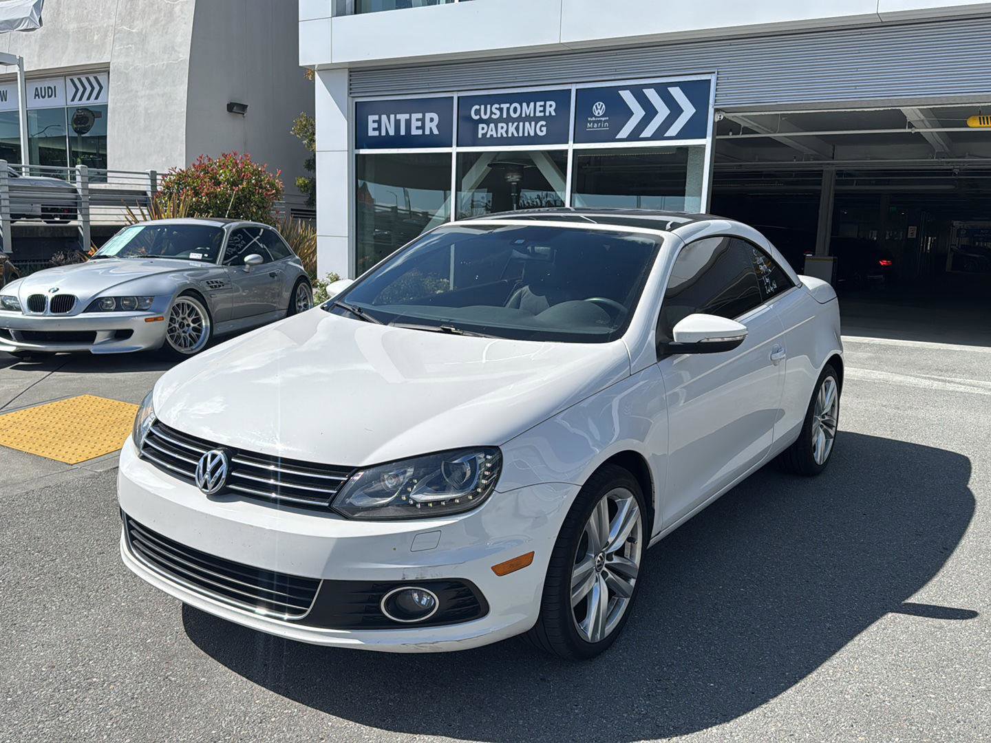 Used 2014 Volkswagen Eos Executive FWD image 1