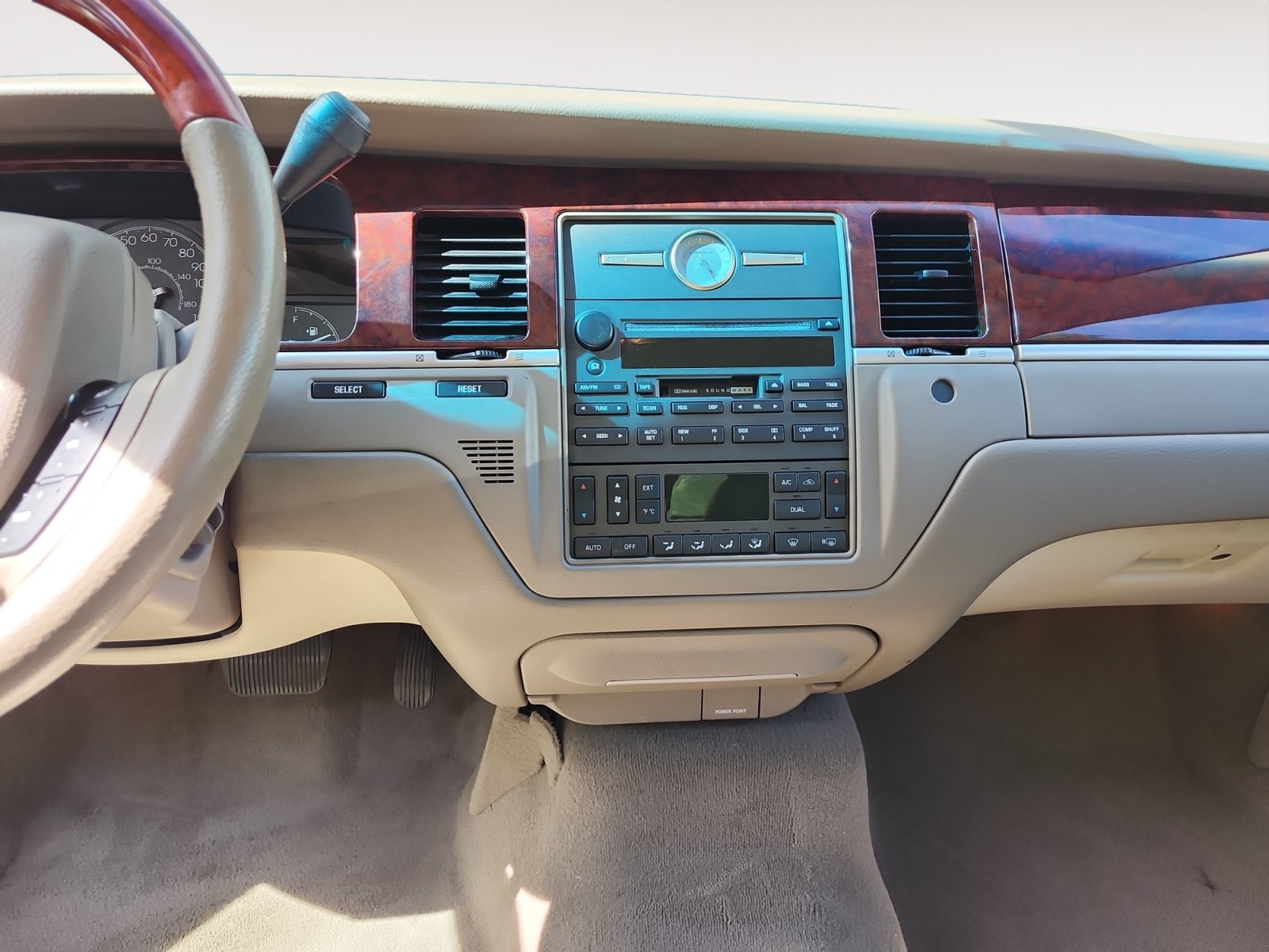 Used 2005 Lincoln Town Car Signature Limited RWD image 11