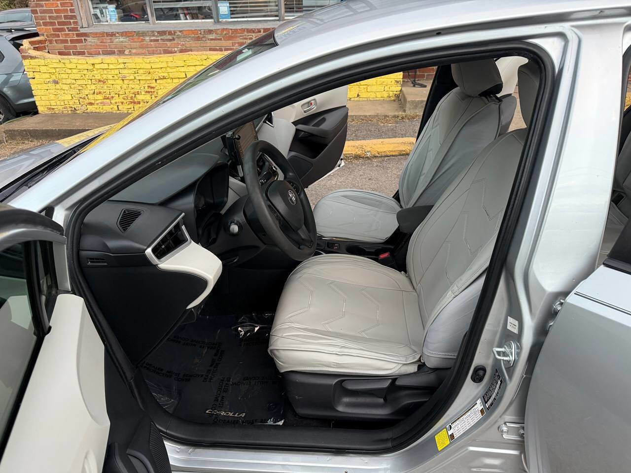 Used 2021 Toyota Corolla LE image 10