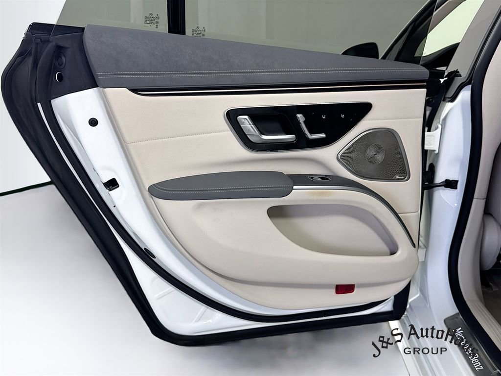 Used 2022 Mercedes-Benz EQS 580 4MATIC Sedan image 33