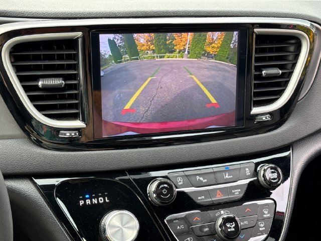 Used 2025 Chrysler Pacifica Select FWD image 21