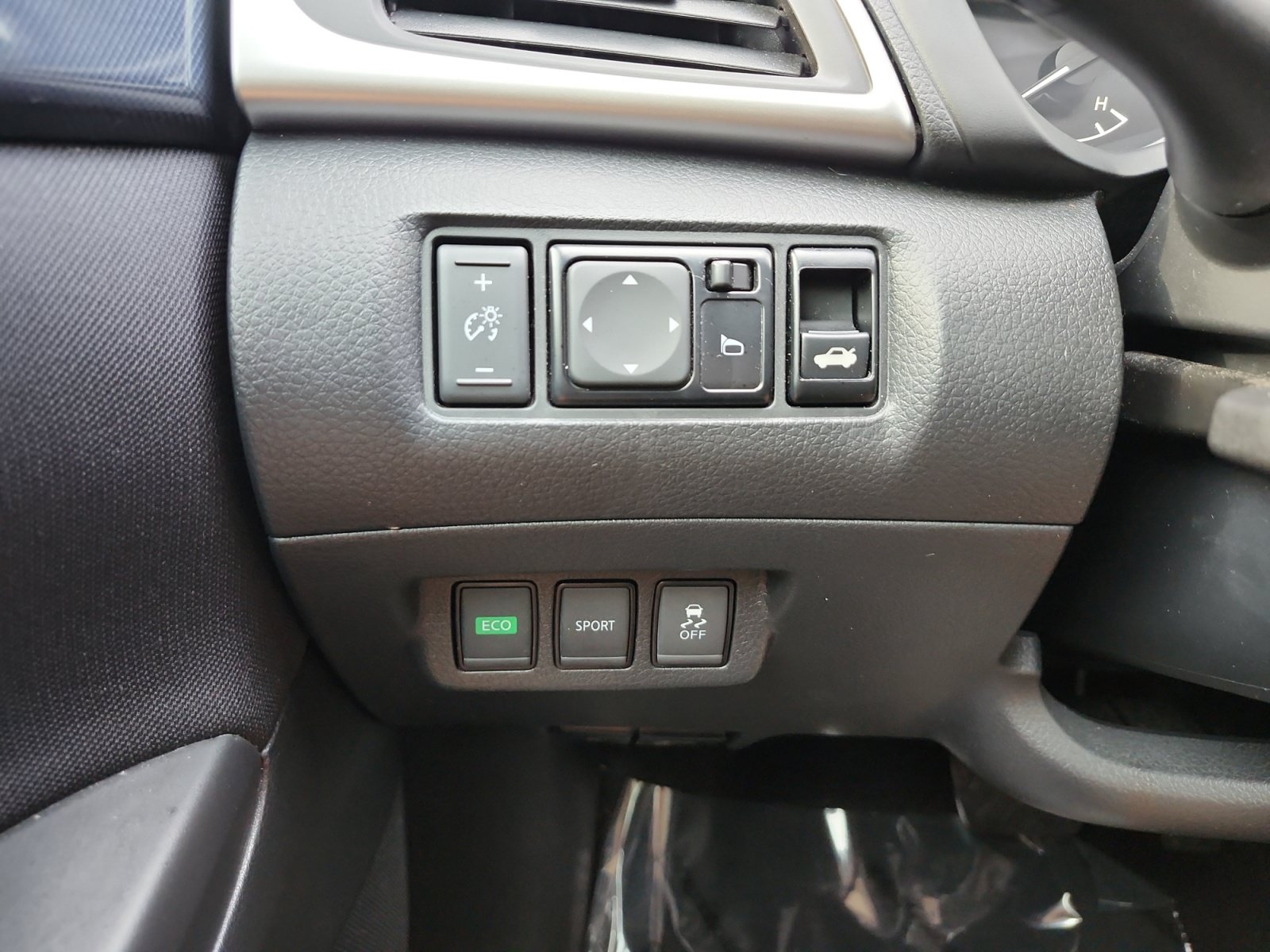 Used 2018 Nissan Sentra SR w/ SR Midnight Edition Package FWD image 25