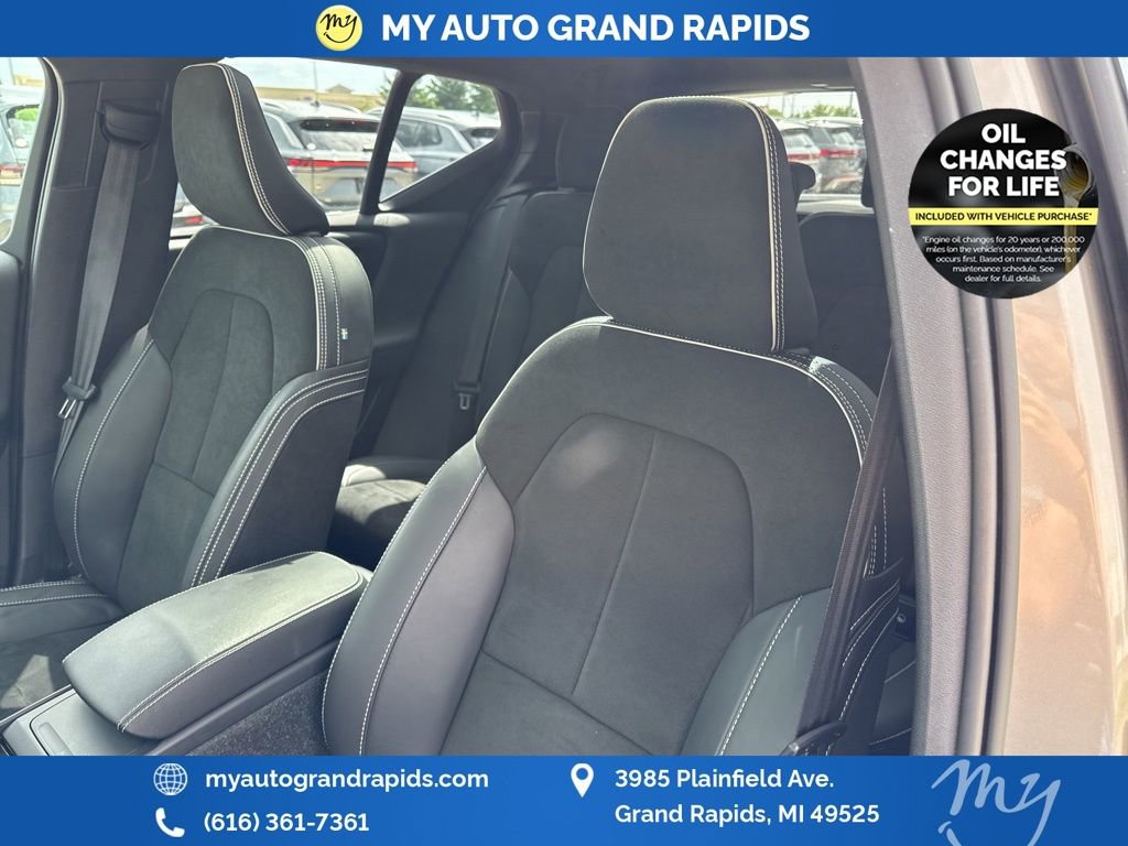 Used 2022 Volvo XC40 T5 R-Design w/ Advanced Package image 13