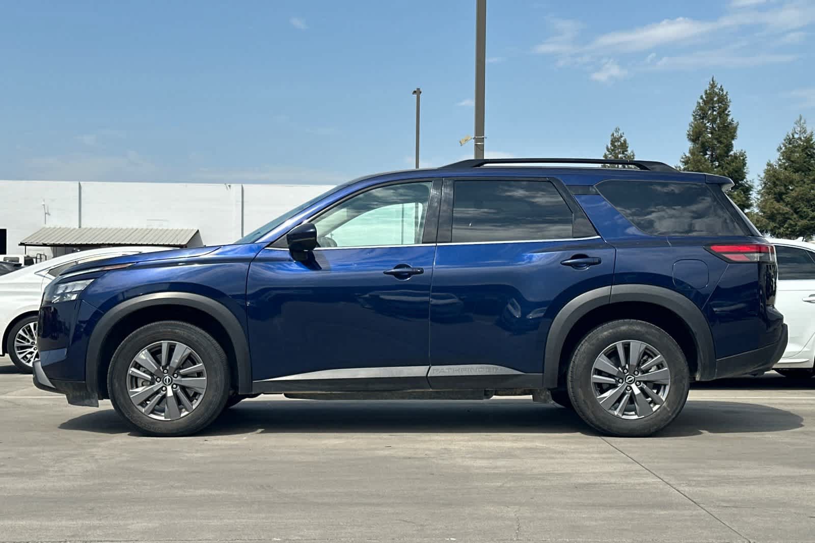 Used 2024 Nissan Pathfinder SV FWD image 6