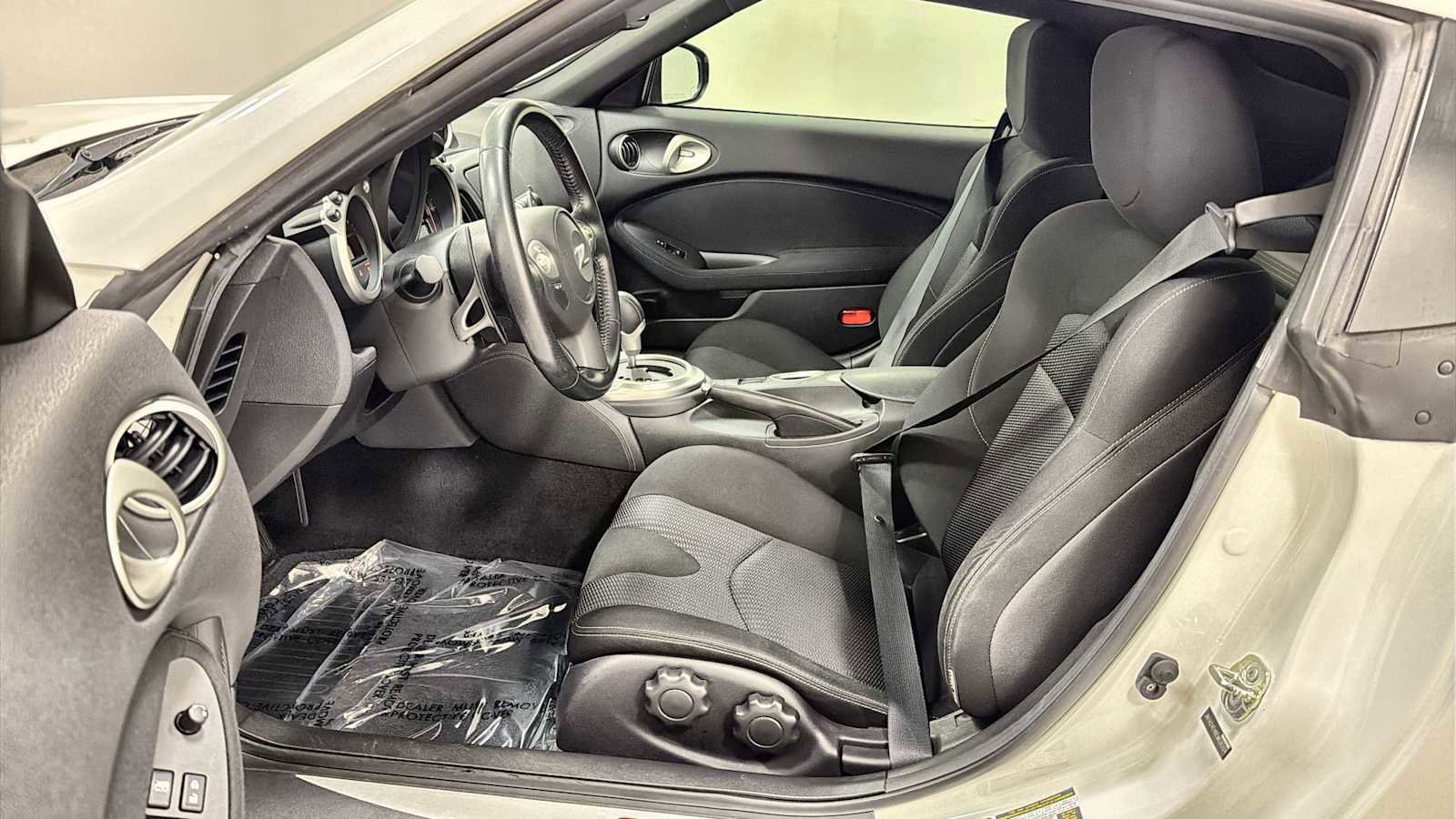 Used 2014 Nissan 370Z Coupe RWD image 13
