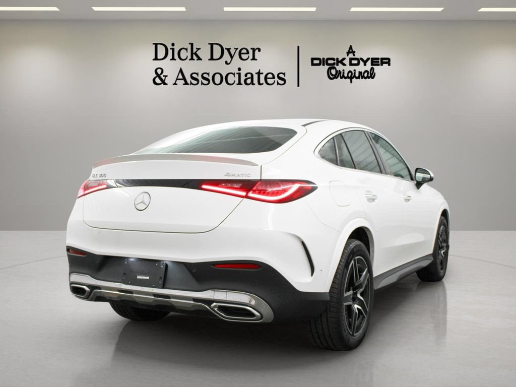 Used 2025 Mercedes-Benz GLC 300 4MATIC image 11
