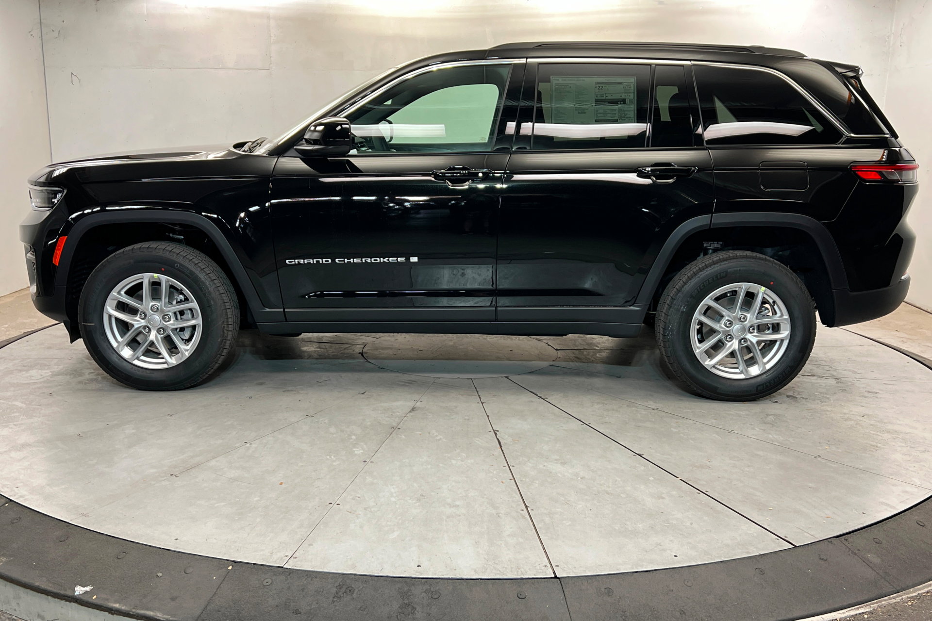 New 2026 Jeep Grand Cherokee Laredo AWD/4WD image 2