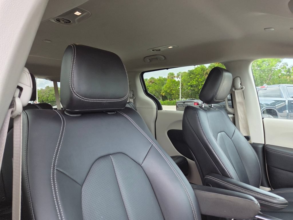 Used 2024 Chrysler Pacifica Touring-L FWD image 16