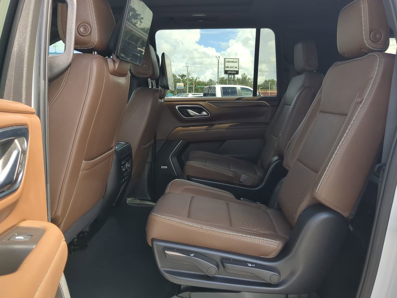 Used 2024 Chevrolet Suburban High Country image 14