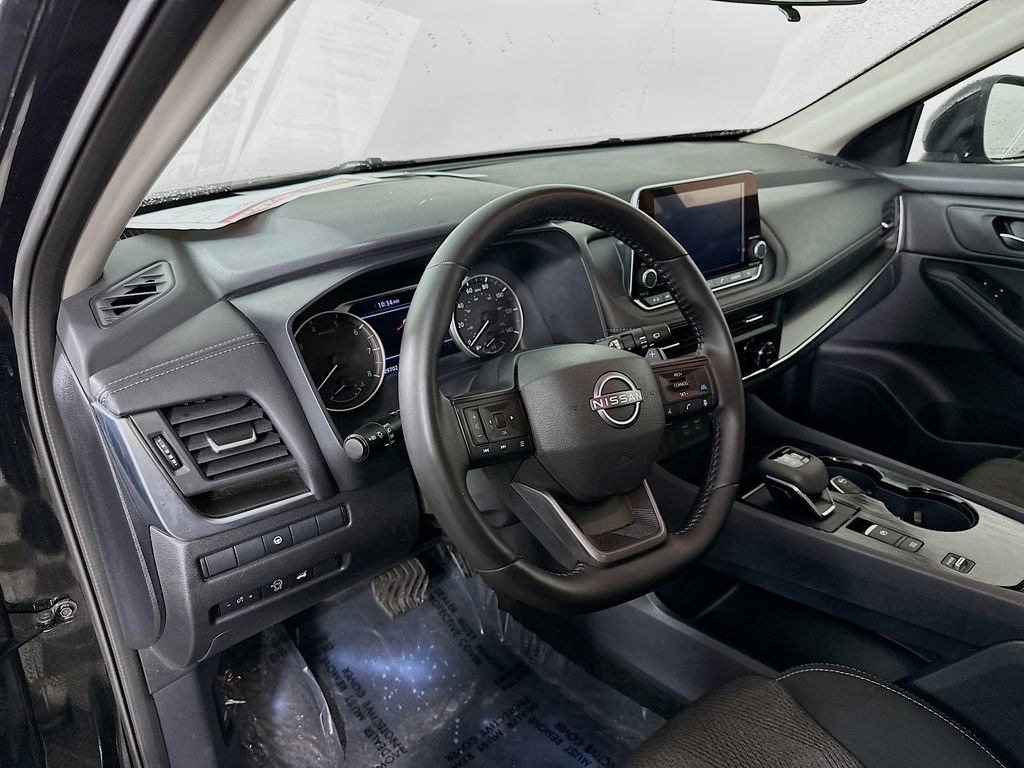 Used 2025 Nissan Rogue SV image 14
