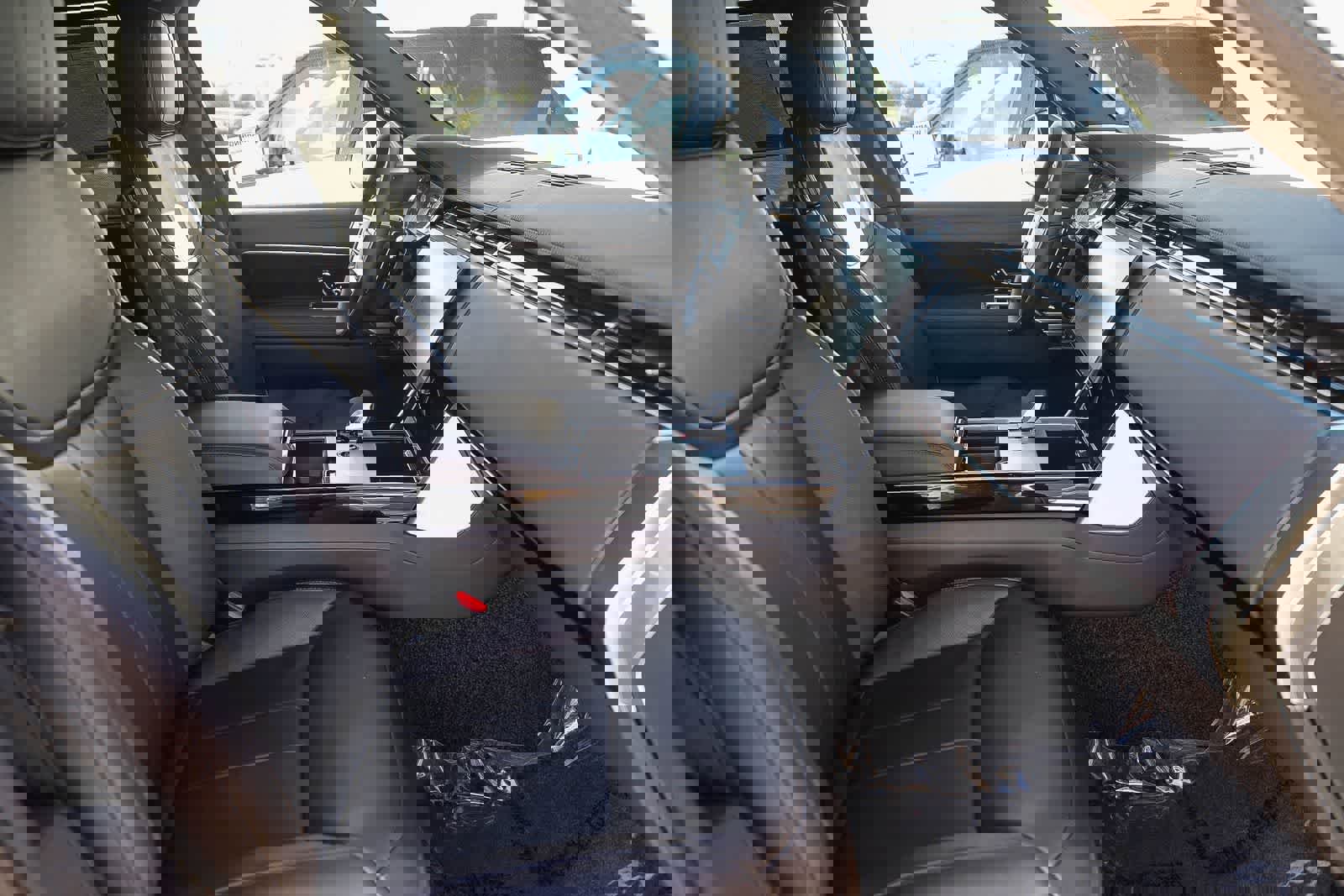 New 2026 Land Rover Range Rover Long Wheelbase SE image 16