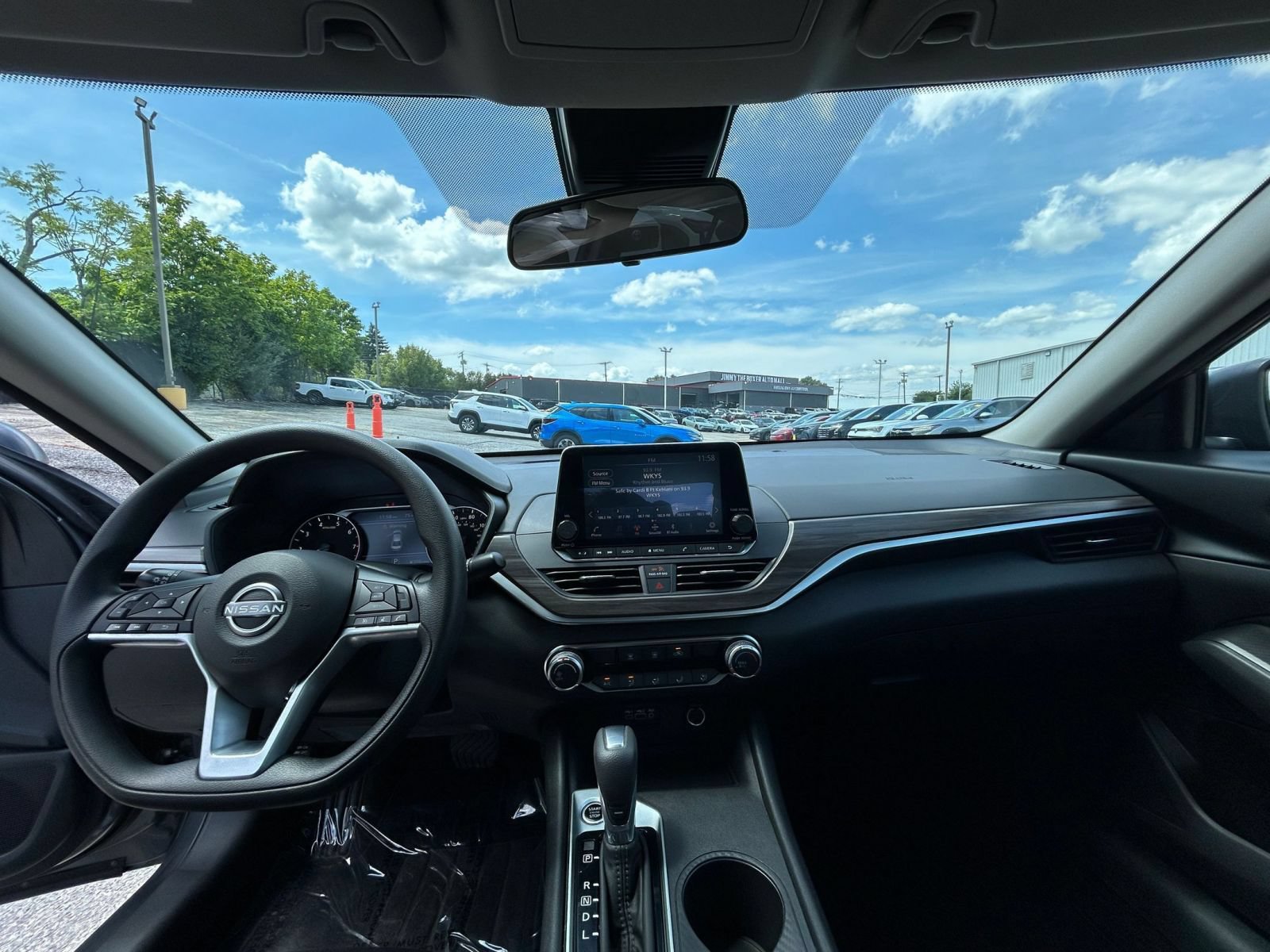 Used 2025 Nissan Altima 2.5 SV FWD image 23
