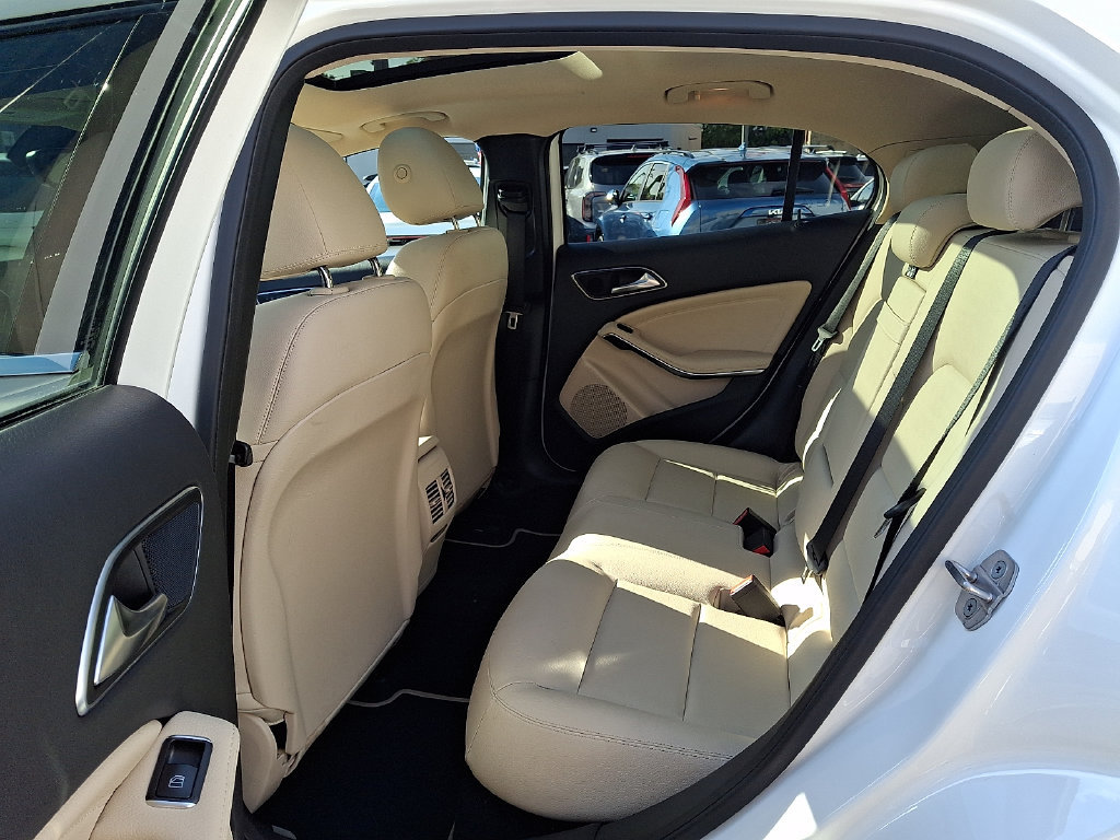Used 2020 Mercedes-Benz GLA 250 4MATIC w/ Premium Package image 10