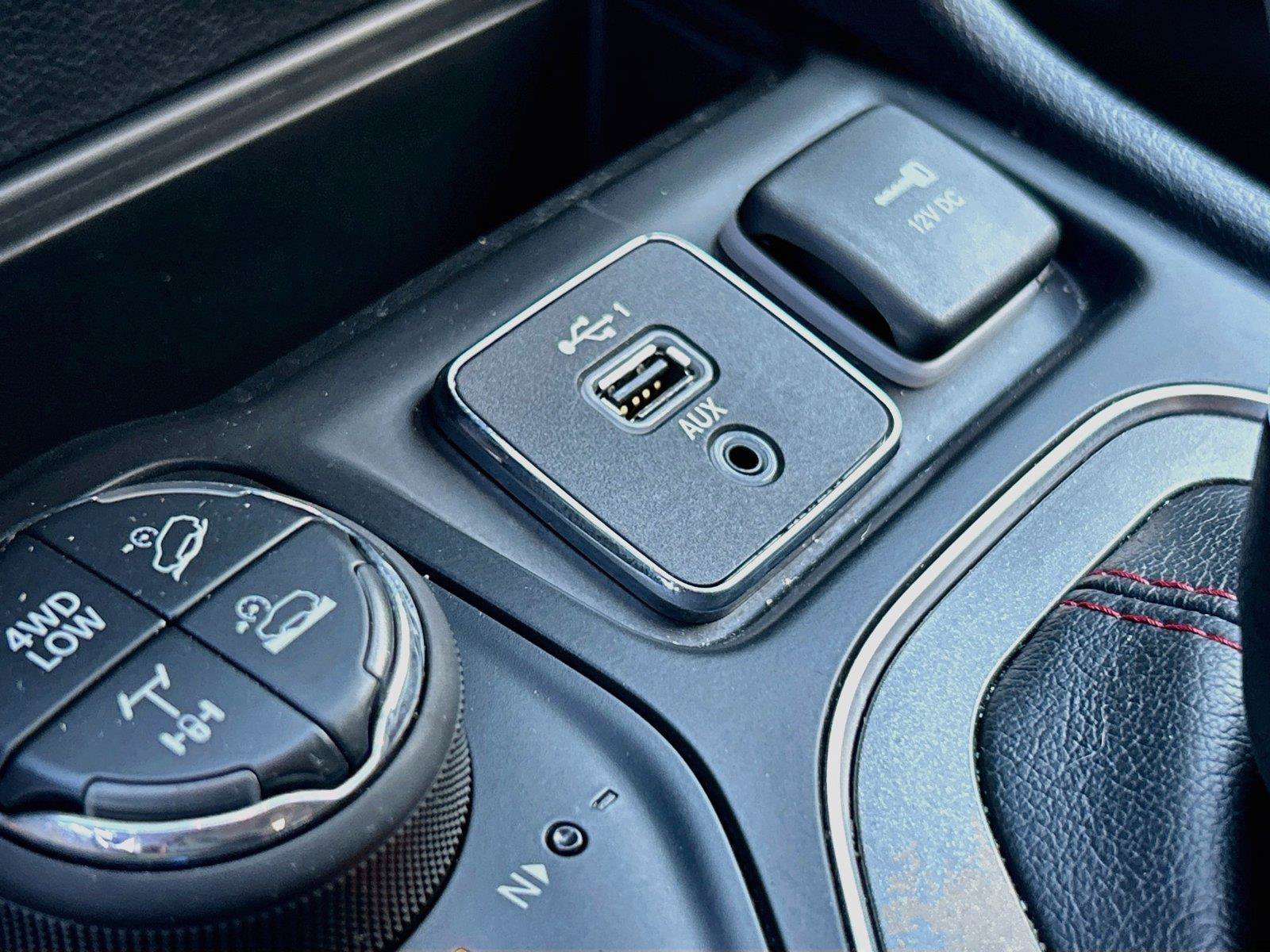 Used 2019 Jeep Cherokee Trailhawk AWD/4WD image 30