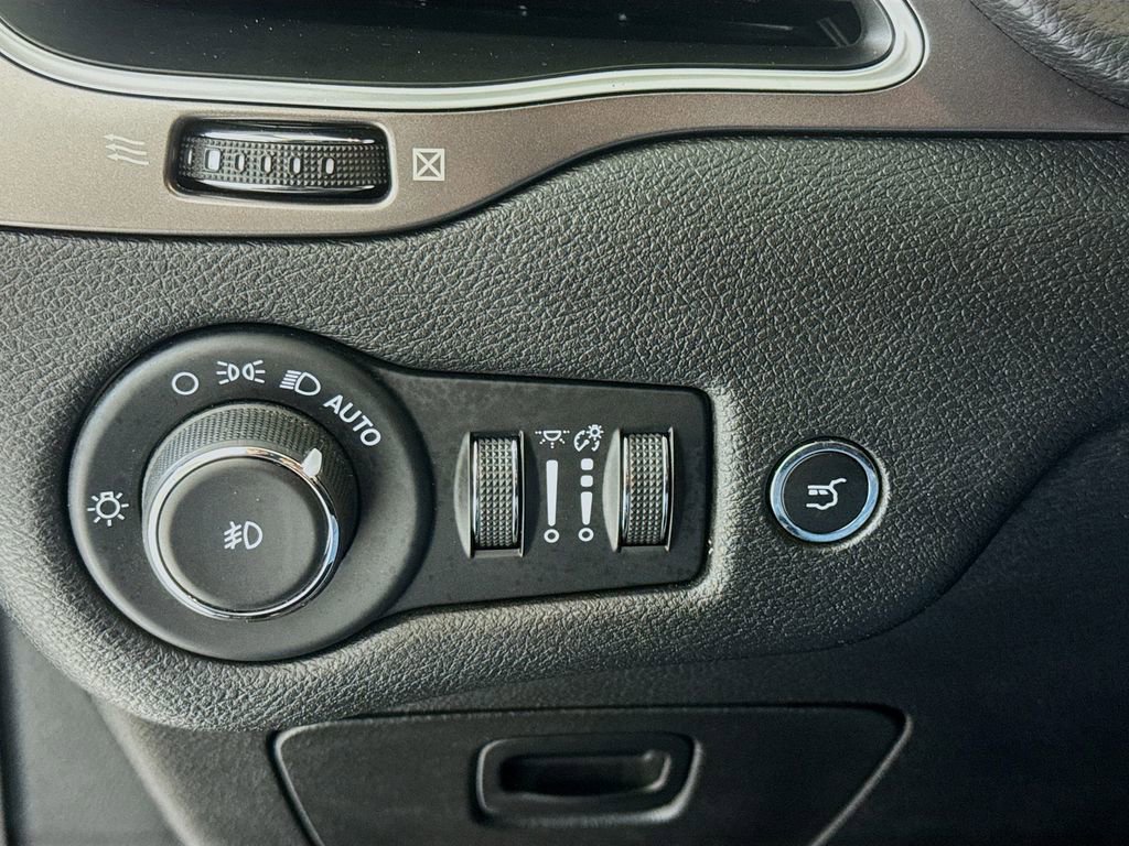 Used 2020 Jeep Cherokee Latitude Plus w/ Comfort/Convenience Group image 9