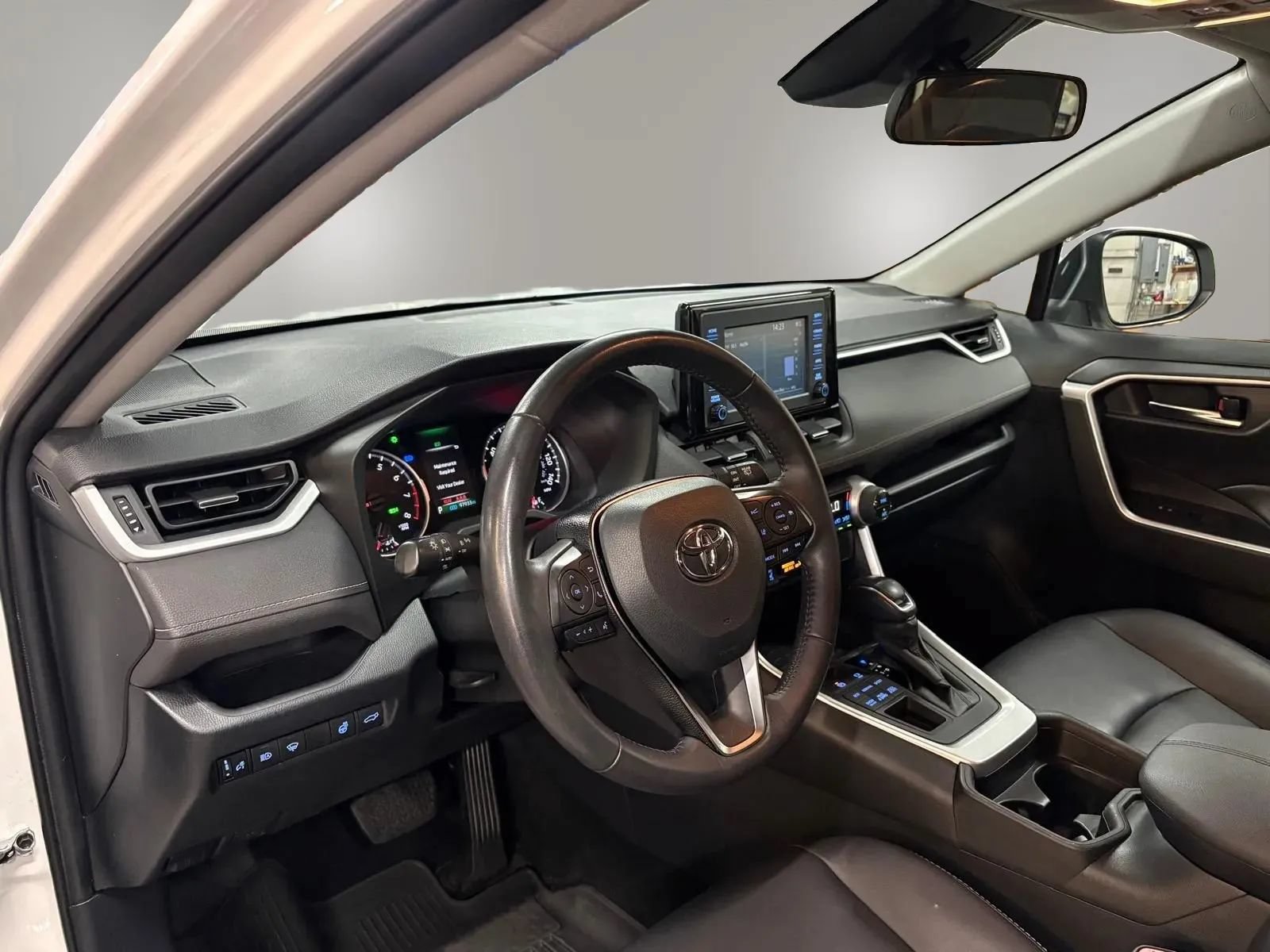 Used 2019 Toyota RAV4 XLE Premium w/ Cold Weather Package AWD/4WD image 19