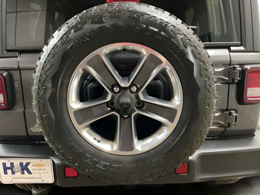 Used 2021 Jeep Wrangler Unlimited Sahara w/ Cold Weather Group AWD/4WD image 33