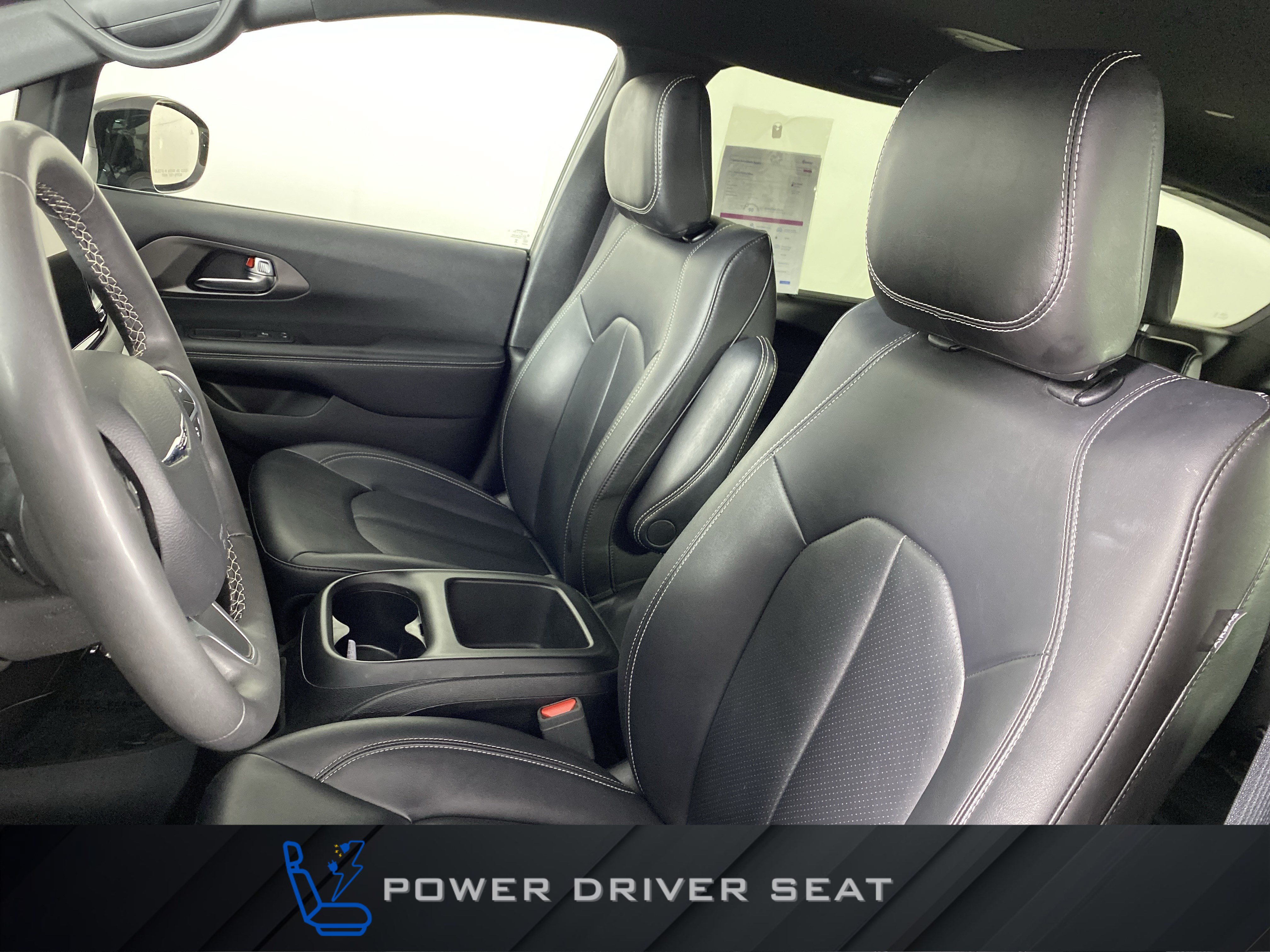 Used 2025 Chrysler Pacifica Select FWD image 16