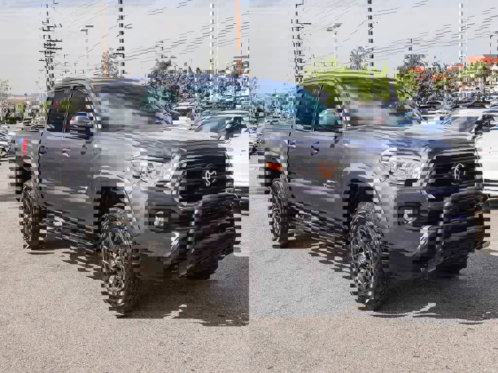 Used 2020 Toyota Tacoma SR5 RWD image 3