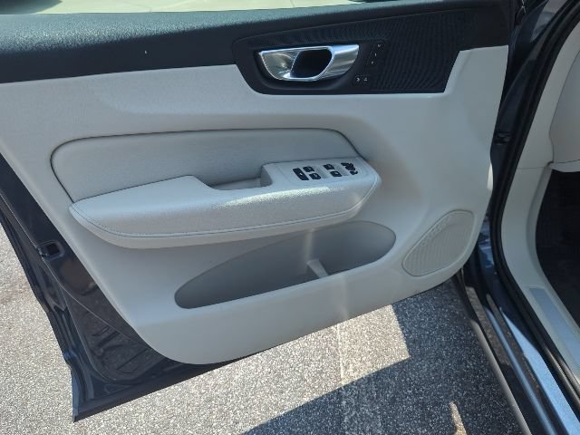 Used 2022 Volvo XC60 B5 Momentum w/ Climate Package FWD image 7