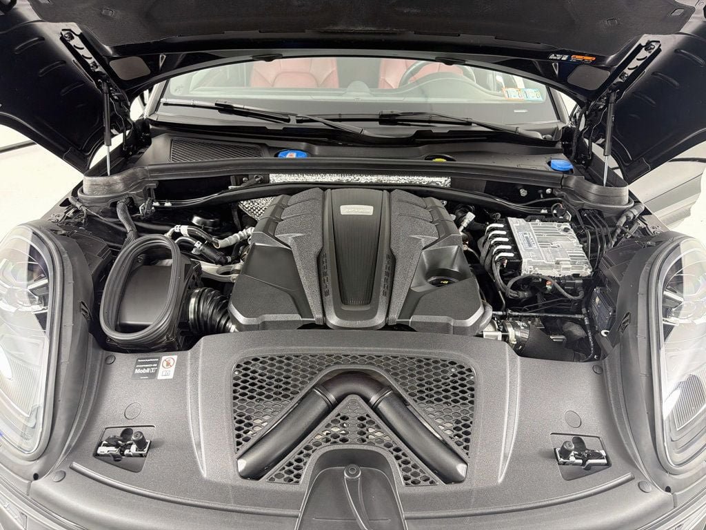 Certified 2026 Porsche Macan S AWD/4WD image 36