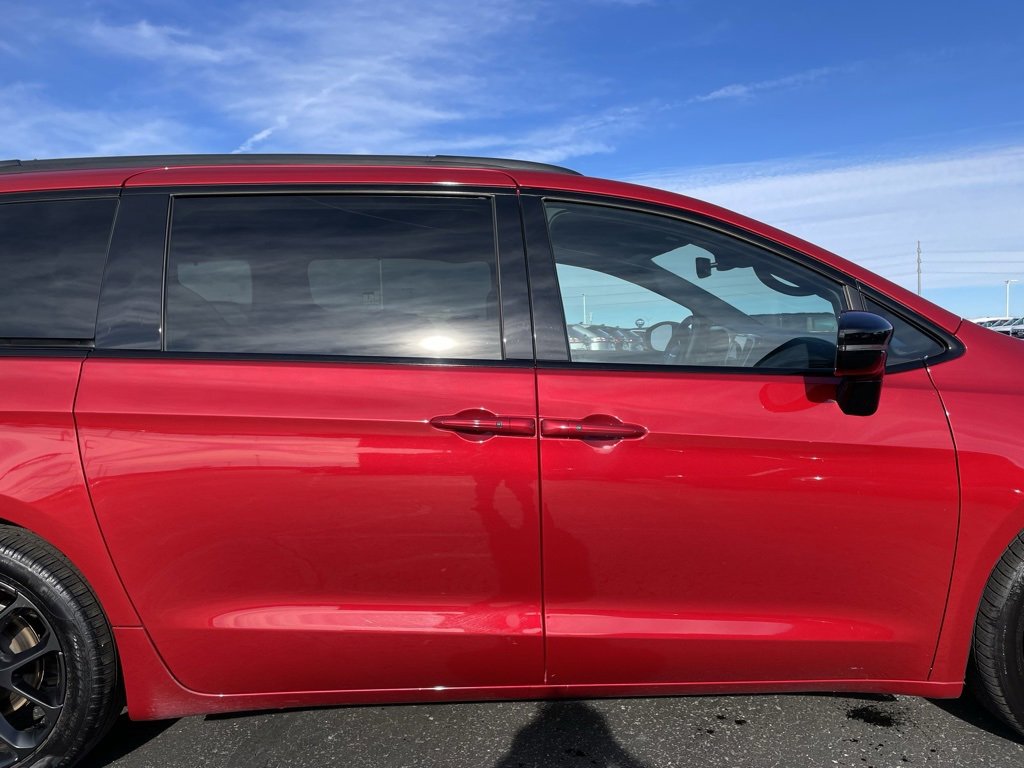 Used 2025 Chrysler Pacifica Limited image 39