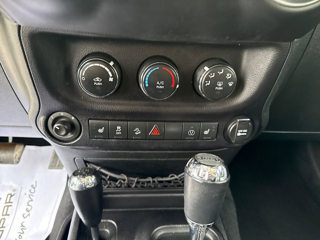 Used 2015 Jeep Wrangler Unlimited Sahara w/ Connectivity Group image 17