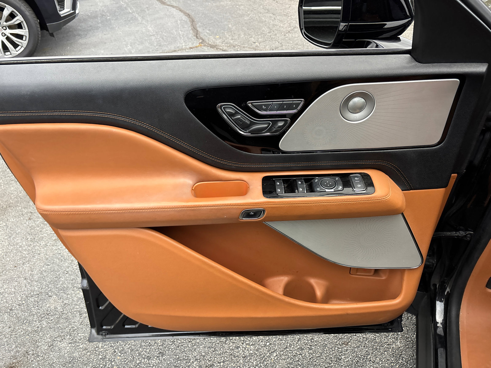 Used 2023 Lincoln Aviator Black Label w/ Class IV Trailer Tow Package image 11