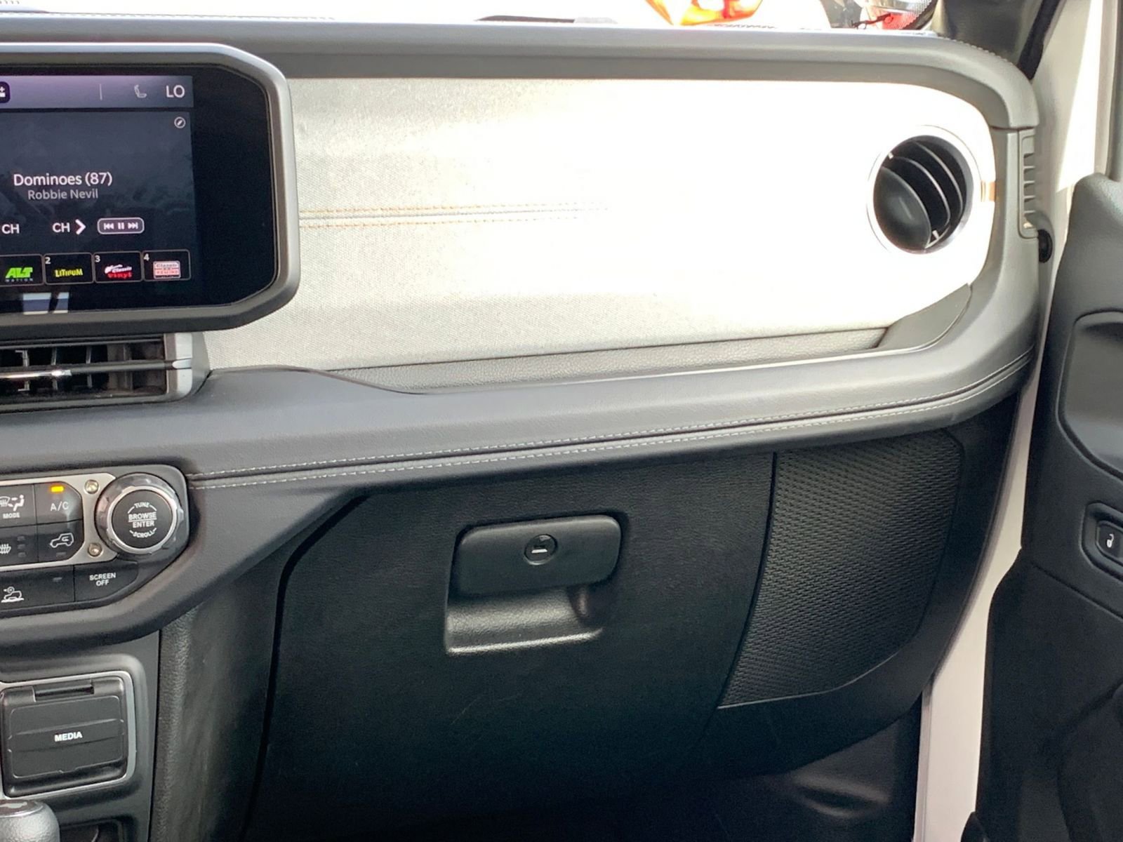 Used 2025 Jeep Wrangler Sahara image 34