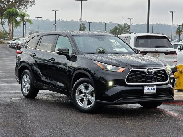 Used 2024 Toyota Highlander LE image 2