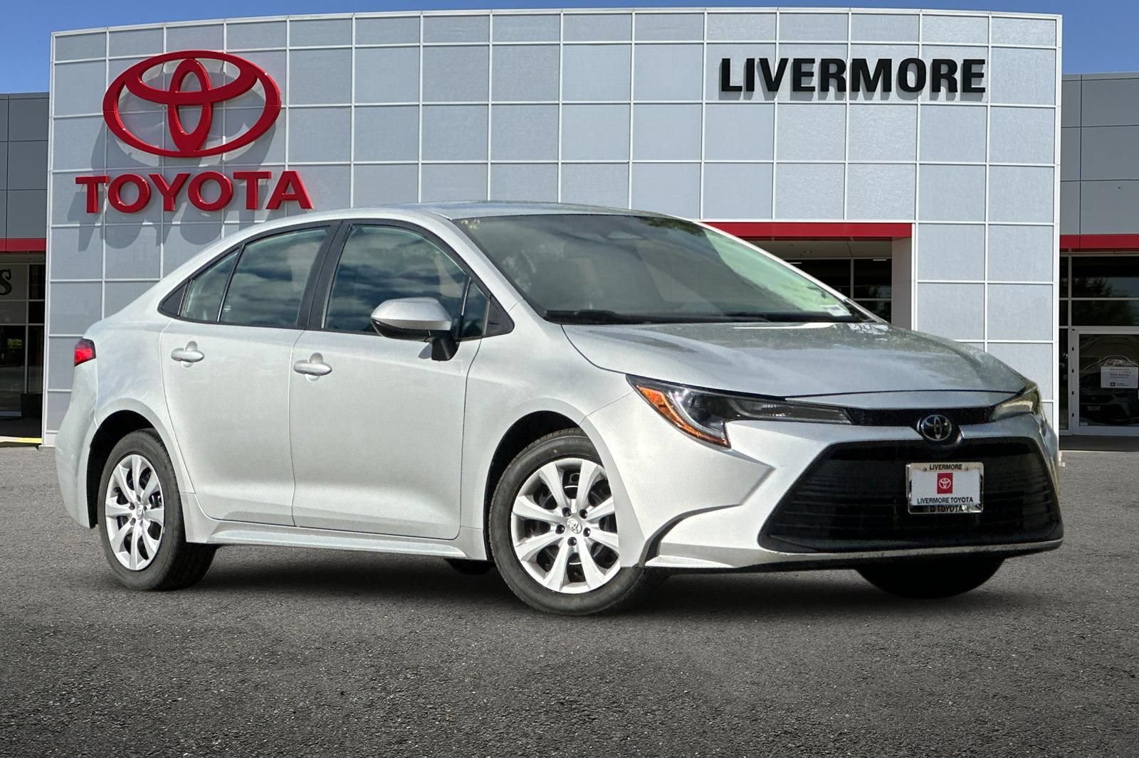Used 2024 Toyota Corolla LE FWD image 2