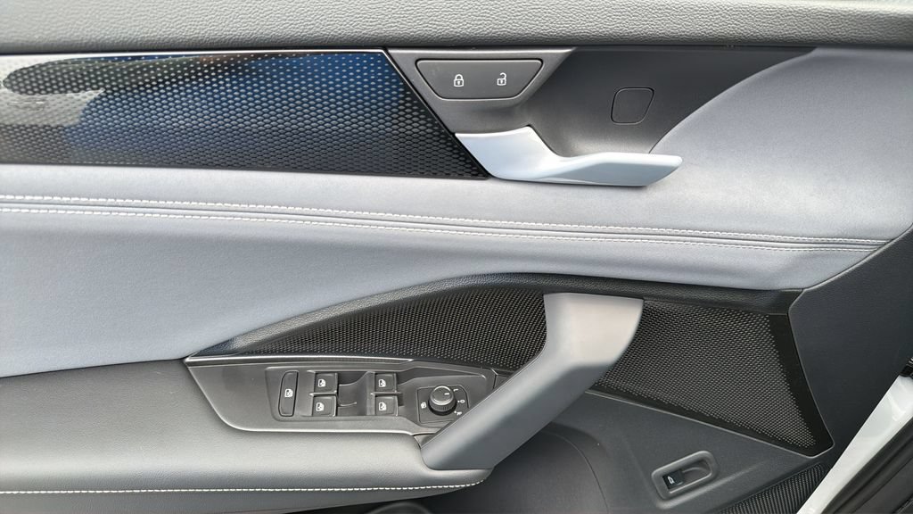New 2026 Volkswagen Tiguan SE R-Line FWD image 19