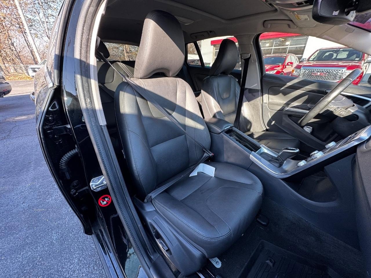 Used 2017 Volvo V60 T5 Premier w/ Convenience Package image 7