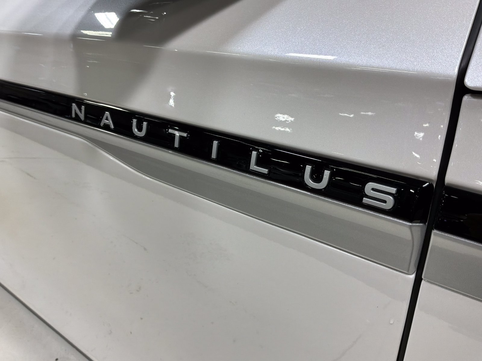 Used 2025 Lincoln Nautilus Premier AWD/4WD image 11